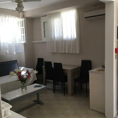 In Pedestrian Zone Áyios Nikítas